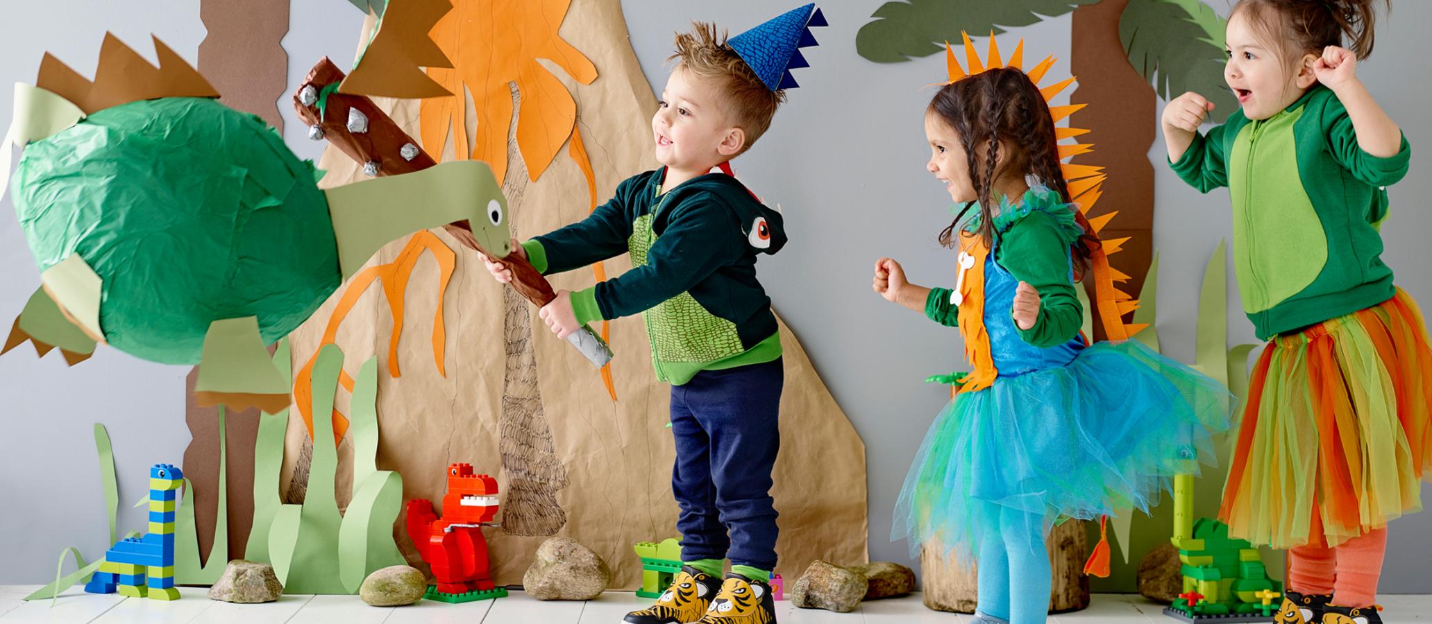 Динозавры играют дети. Вечеринка в стиле динозавров. Фотозона вэ стиле динозавров. Вечеринка динозавров для детей. Фотосессия в стиле динозавров.